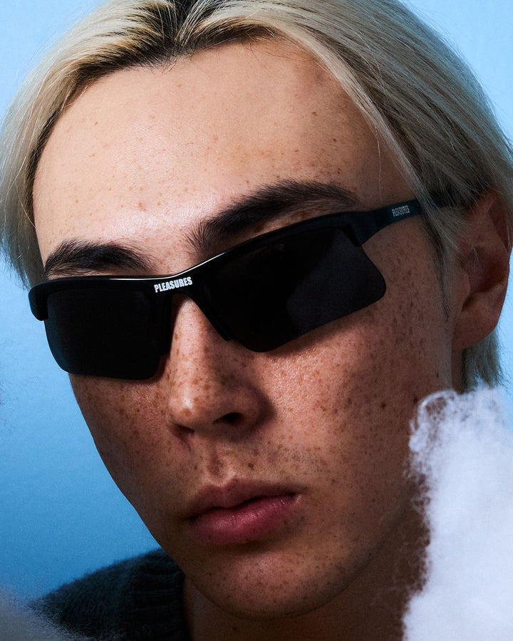 PLEASURES ACTIVE SUNGLASSES - BLACK