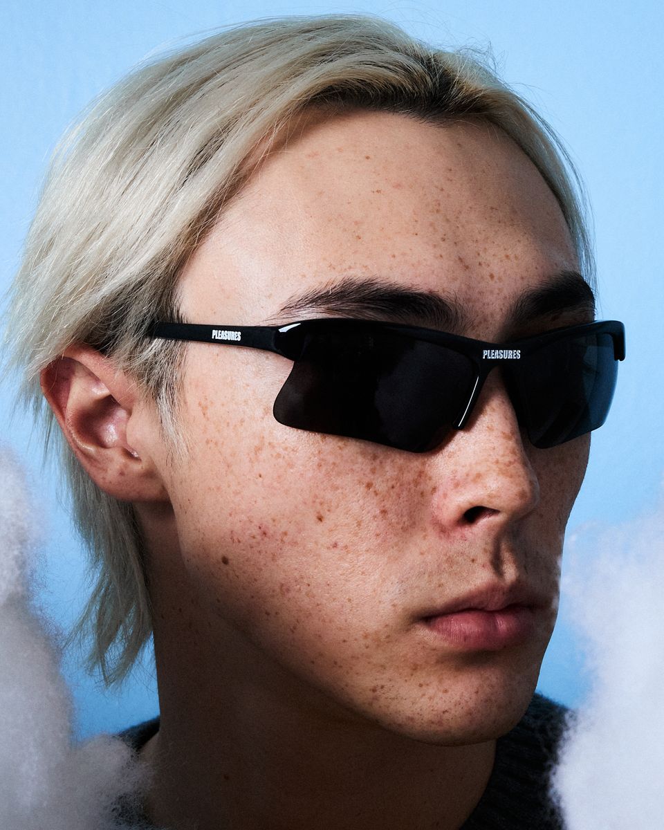 PLEASURES ACTIVE SUNGLASSES - BLACK