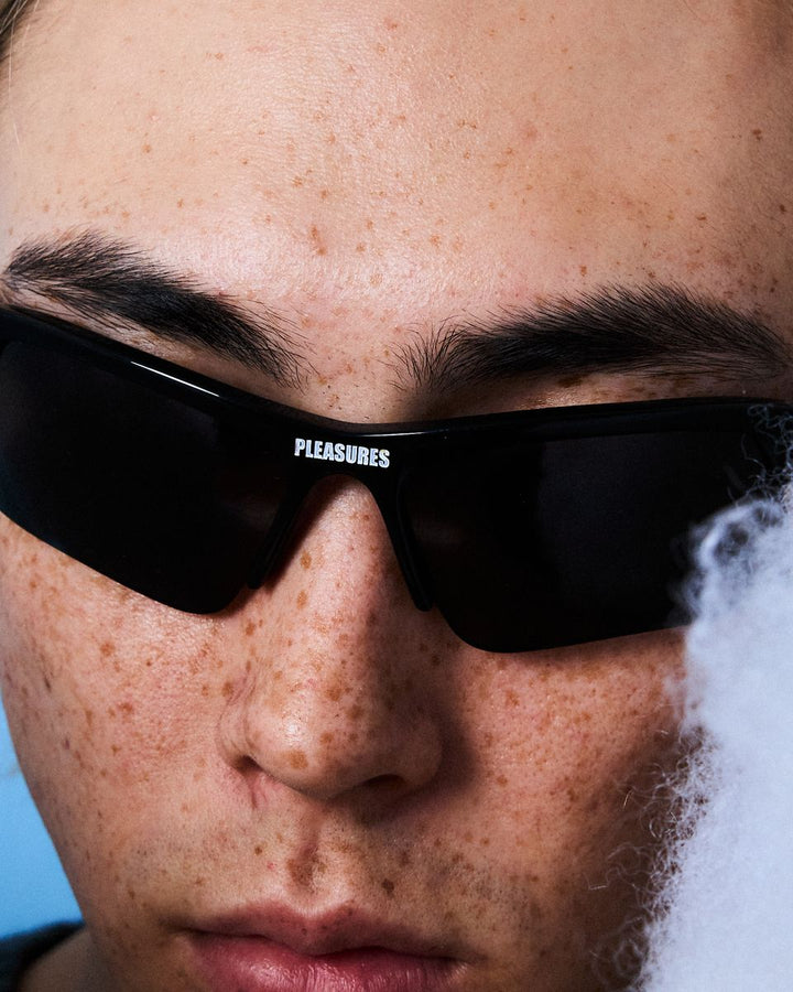 PLEASURES ACTIVE SUNGLASSES - BLACK