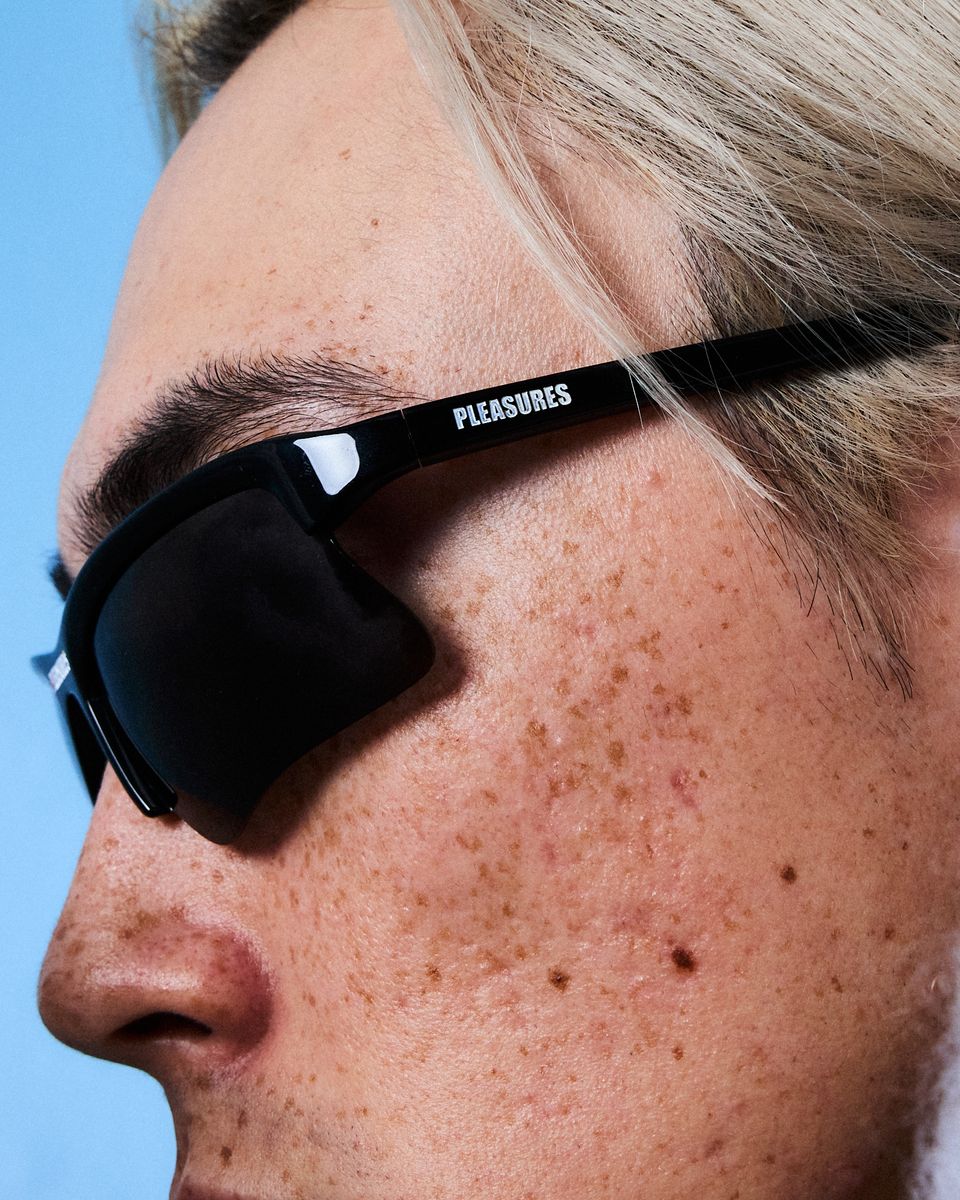PLEASURES ACTIVE SUNGLASSES - BLACK