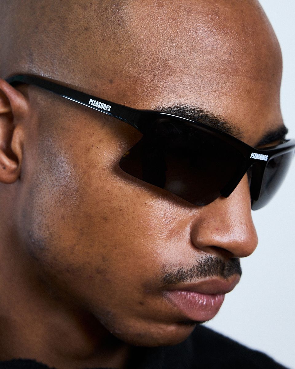PLEASURES ACTIVE SUNGLASSES - BLACK
